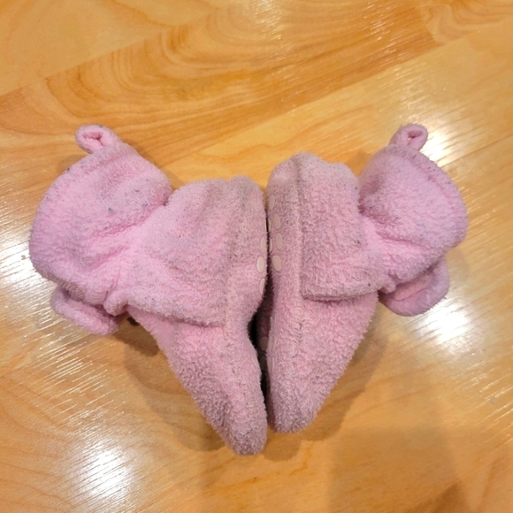 Luvable Friends Pink Fleece Baby Booties Size 6-12 Months - Picture 4 of 9